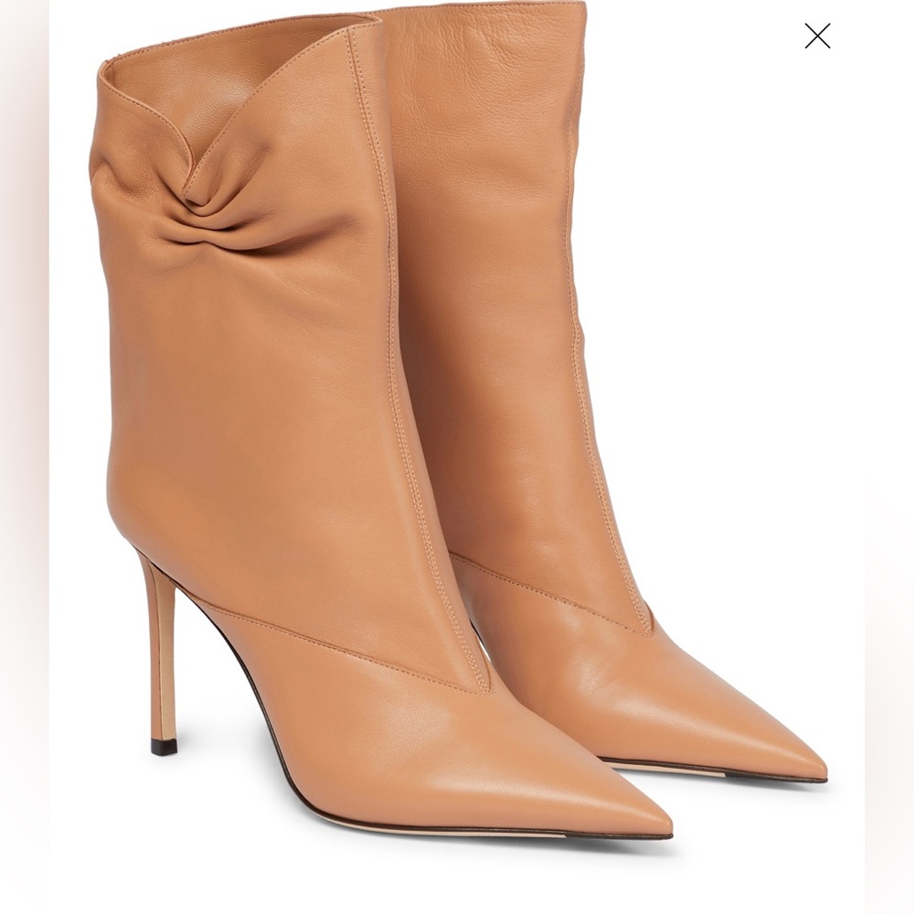 Jimmy Choo boots: Oriel 95
SKU: J00015162142
COLOR: CARAMEL
SIZE: 42 EU
